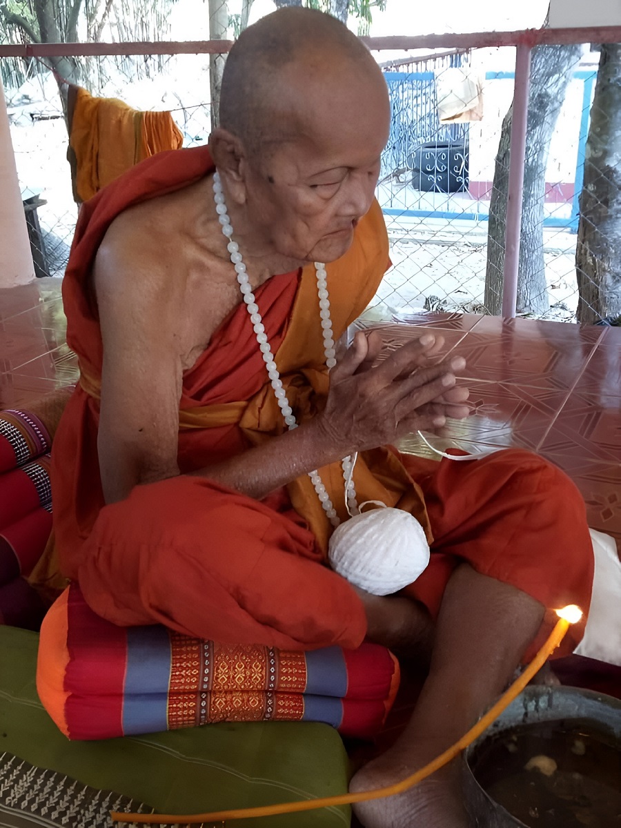 Bobine Saï Sin - fil sacré du Wat Huay Yai – Image 4