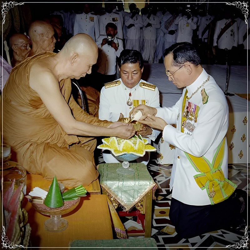 Sa Sainteté Somdej Phra Sangharaj et Rama IX roi de Thaïlande