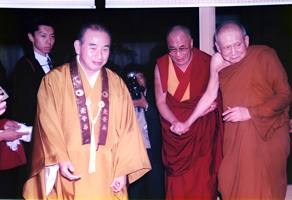 Le Vénérable Kyuse Enshinjoh du Japon, le Dalaï-lama du Tibet et Sa Sainteté Somdej Phra Sangkharaj