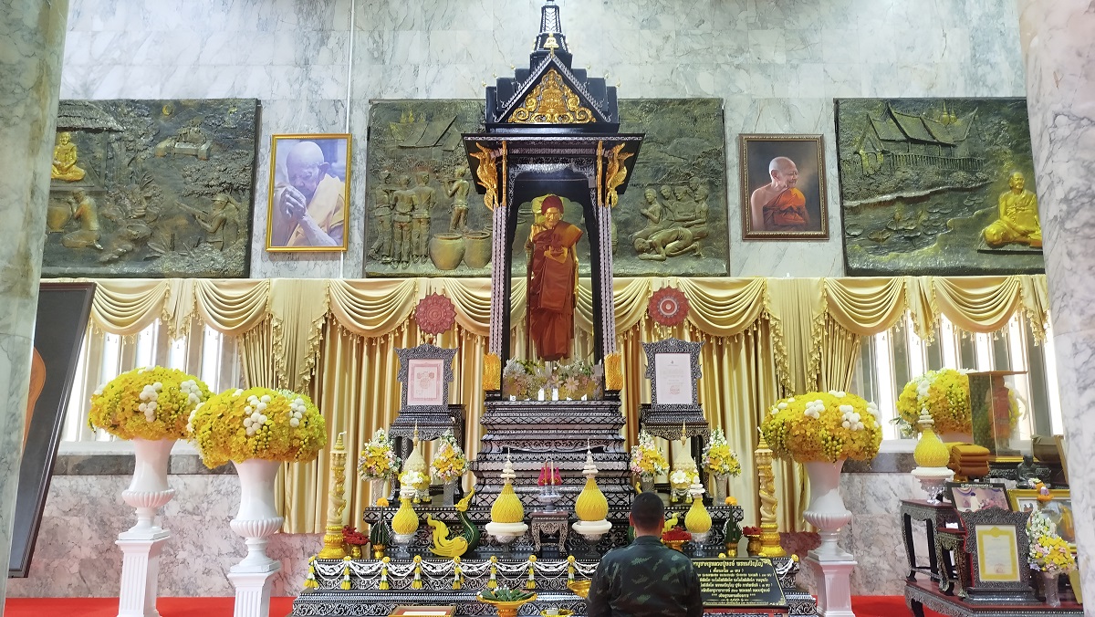 Le sanctuaire où repose le Très vénérable LP Hong Prompanyo au Wat Petchaburi.