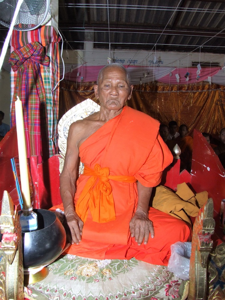 Le très vénérable LP Kee Kitiyano du Wat Sri Lam Yong (province de Surin).