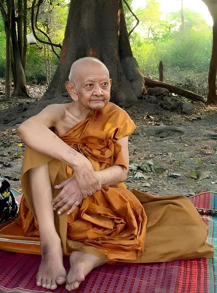 Le Très Vénérable Luang Phor Hong – Histoire et Héritage Spirituel