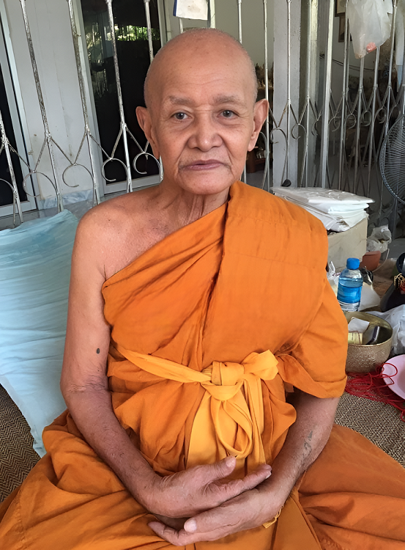 Le très vénérable Luang Phor Seng Khantisaro du Wat Sompoi.