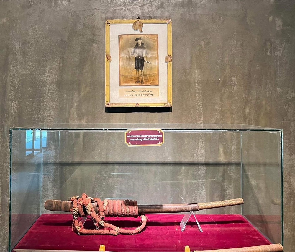 Epéée du bourreau M. Riang Permkamlangmuang (photo au mur), le dernier bourreau à avoir décapité quelqu'un. Épée de bourreau thaï