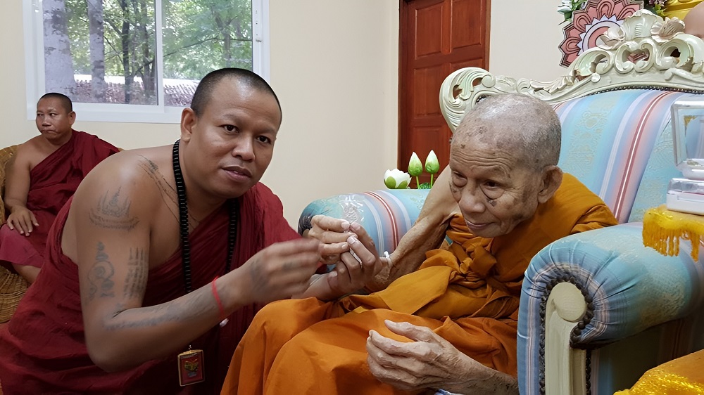 Le vénérable LP Nen avec le très vénérable Luang Phor Sor Khantiko Le vénérable LP Nen avec le très vénérable Luang Phor Sor Khantiko