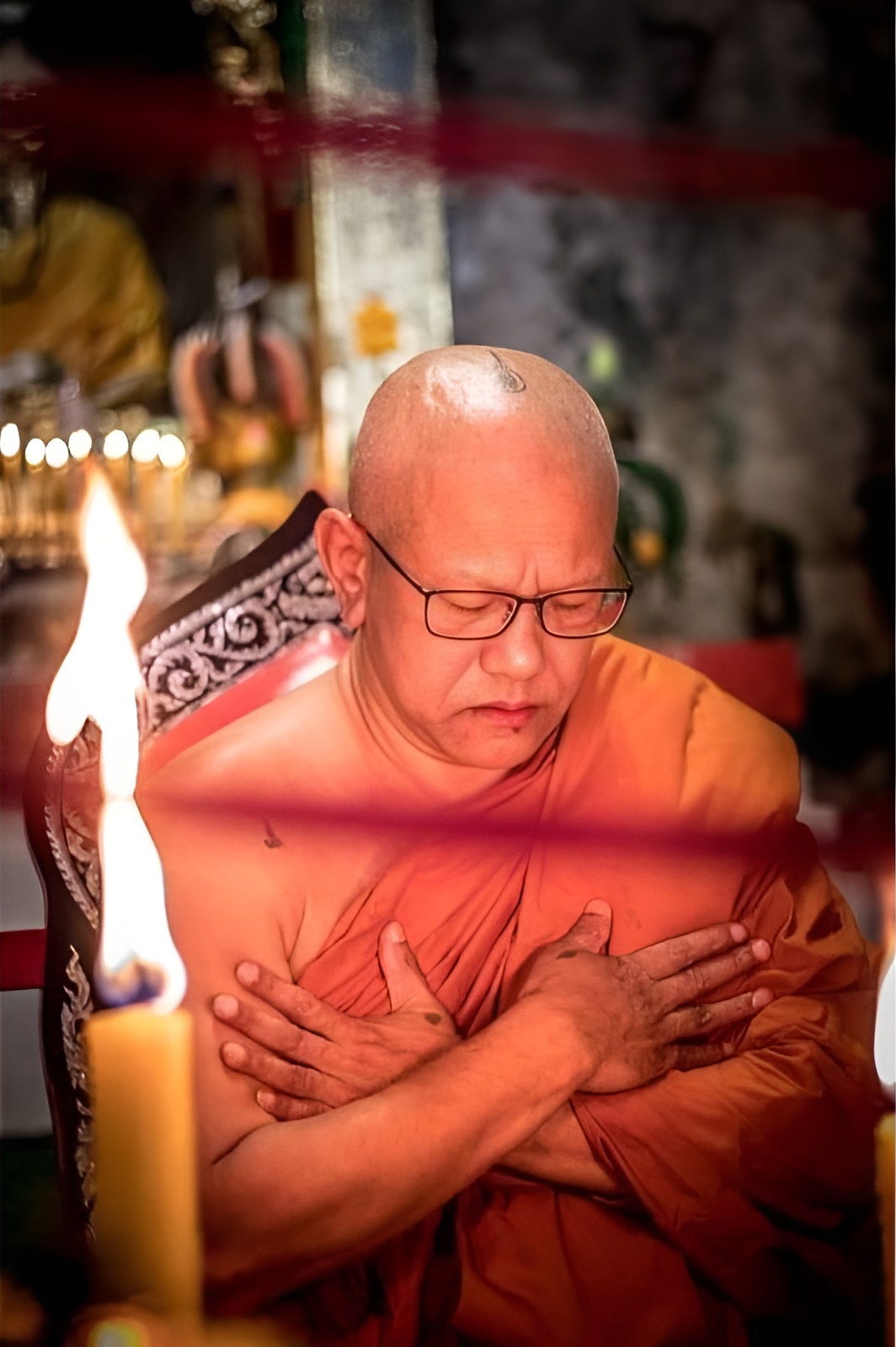 Le vénérable Phra Ajarn Prasot dans la grotte du Wat Tham Phra Phuttha Kosit