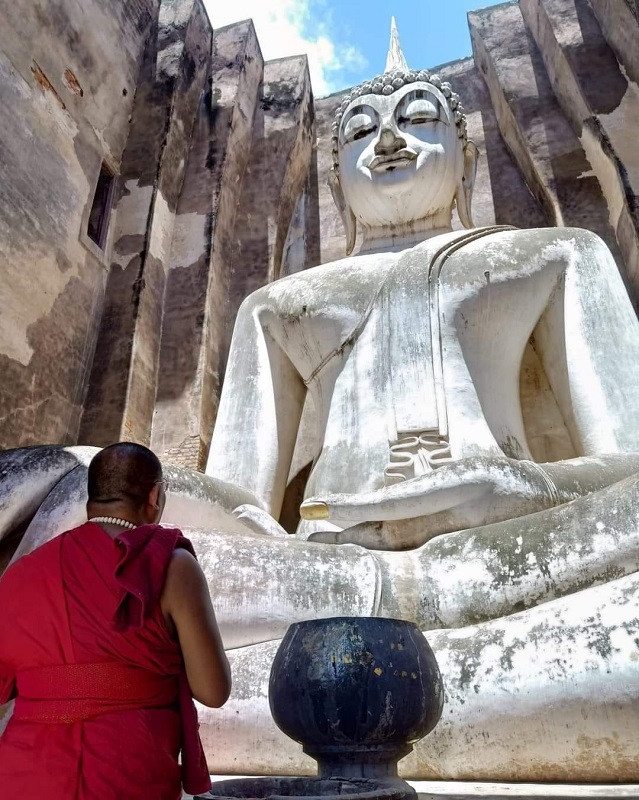 Vénérable LP Nen Kaew Khampiro devant le grand Bouddha Le jeune moine LP Nen peu après son ordination
