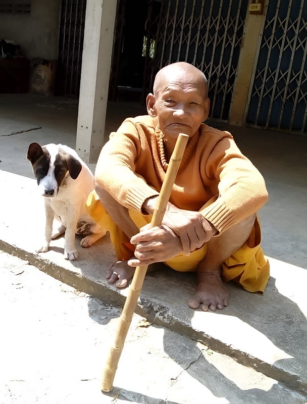 Le très vénérable LP Chang Kantasaro du monastère Samnak Song Nong Yai Mao