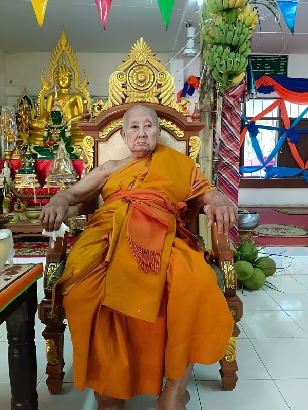 Le très vénérable Luang Phor Mian Le vénérable Lersi Sompit Yanasophi de la province Pathum Thani.