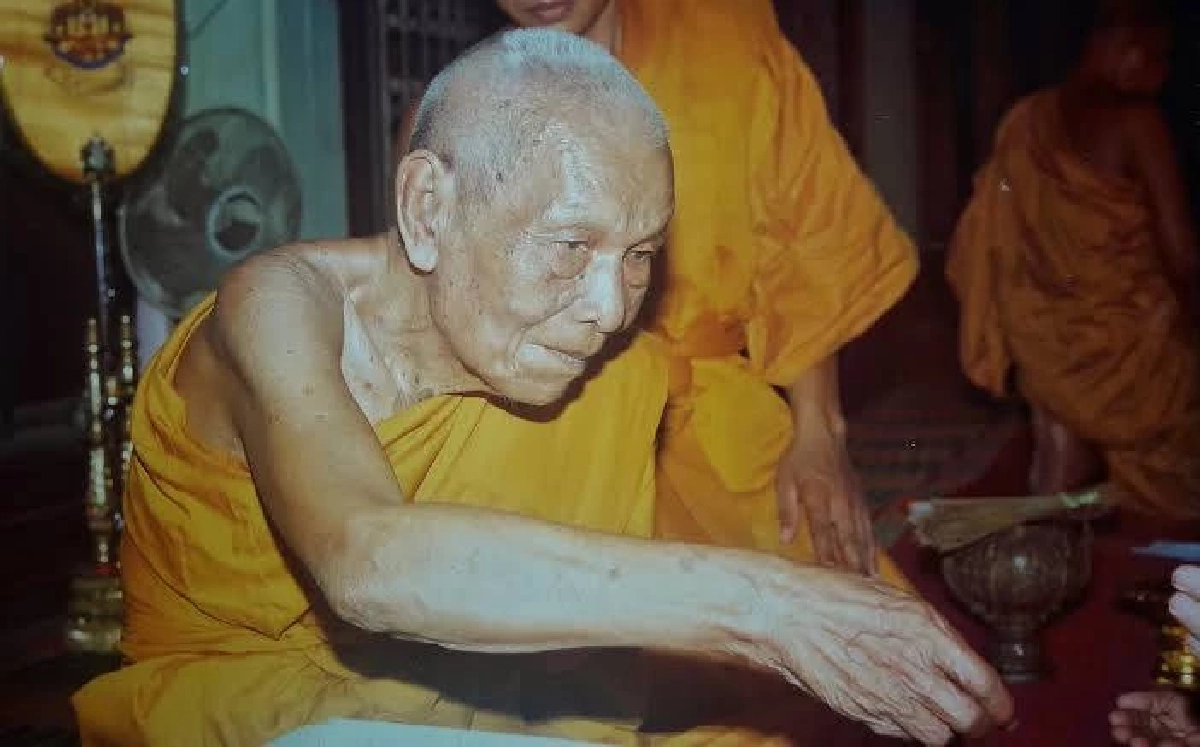 Le très vénérable Luang Phor Hen du Wat Don Thong de la province Saraburi Le très vénérable Luang Phor Hen du Wat Don Thong de la province Saraburi