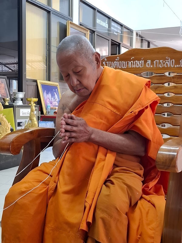 Le très vénérable Luang Phor Mian Kalayano du Wat Chaniang Wanaram (province de Buri Ram). (2) Le vénérable Lersi Sompit Yanasophi