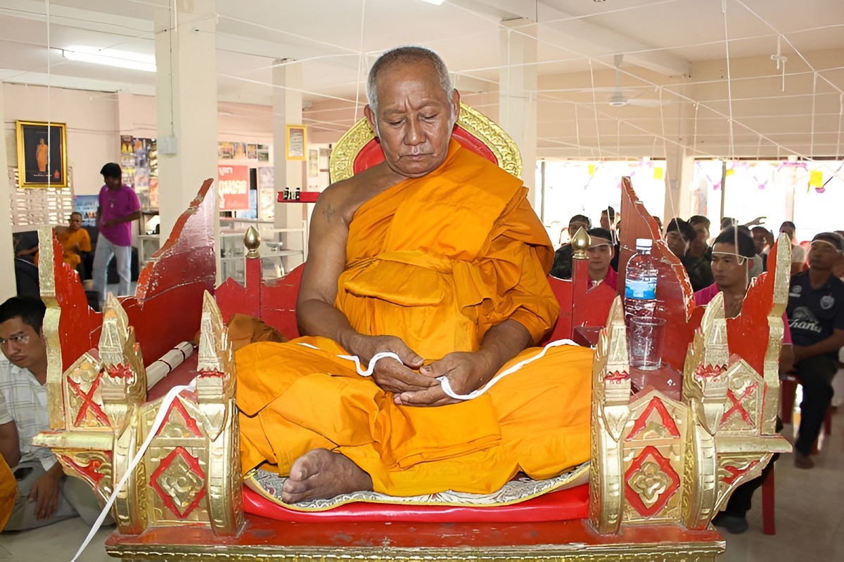 Le très vénérable Luang Phor Mian Kalayano du Wat Chaniang Wanaram (province de Buri Ram). Le très vénérable Luang Phor Mian Kalayano du Wat Chaniang Wanaram (province de Buri Ram).
