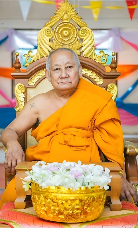 Le vénérable maître Luang Phor Mian Kalayano Le vénérable Lersi Sompit Yanasophi