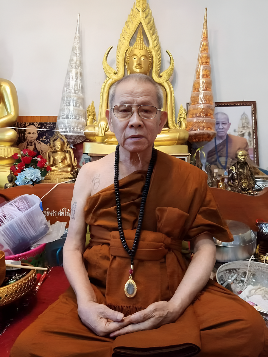 Le très vénérable Luang Phor Saneh Chanuthsaro
