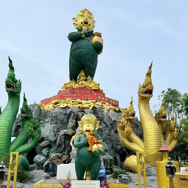 Géante statue de Si Hu Ha Ta de la Fondation Lan Thewa Subin Nimit