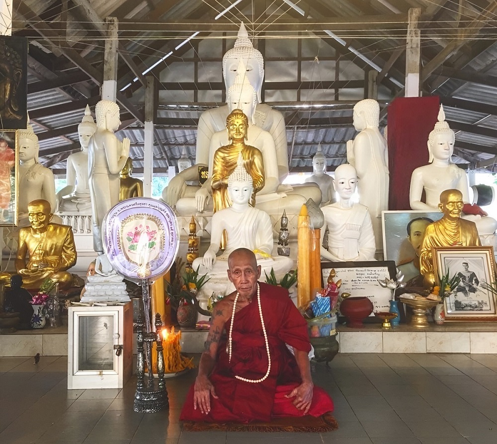 Le très vénérable LP Chat Chawan Janthachoto du Wat Ban Poon Très vénérable LP Chat Chawan du Wat Ban Poon.
