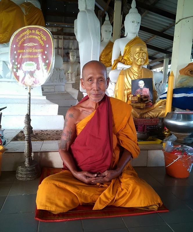 Le très vénérable LP Chat Chawan Janthachoto du Wat Ban Poon Le très vénérable LP Chat Chawan du Wat Ban Poon