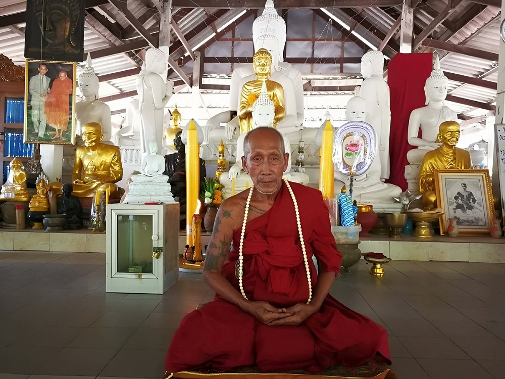 Le très vénérable LP Chat Chawan Janthachoto du Wat Ban Poon. Le très vénérable LP Chat Chawan Janthachoto du Wat Ban Poon.