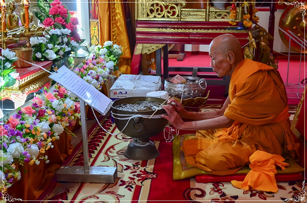 Le très vénérable LP Pian Akkadhammo du Wat Kroen Kathin de la province de Lopburi Le très vénérable Luang Phor Pian Akkadhammo du Wat Kroen Kathin