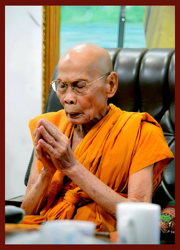 Le très vénérable Luang Phor Pian Akkadhammo du Wat Kroen Kathin de la province de Lopburi (2) Le très vénérable Luang Phor Pian Akkadhammo du Wat Kroen Kathin de la province de Lopburi