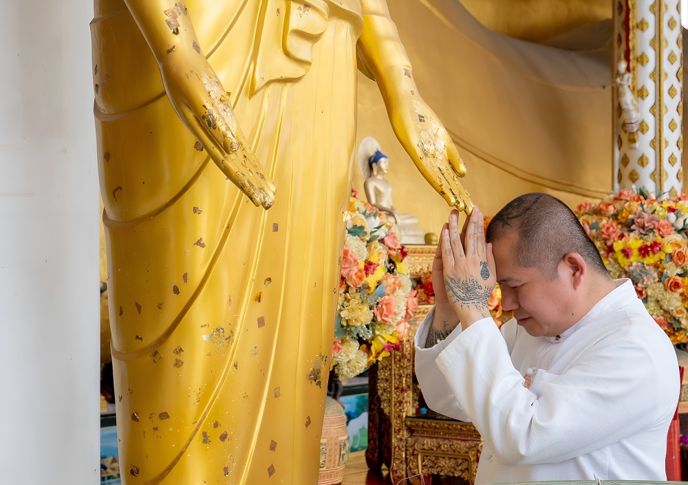 Le vénérable Ajarn Subin Sumethso saluant le Bouddha