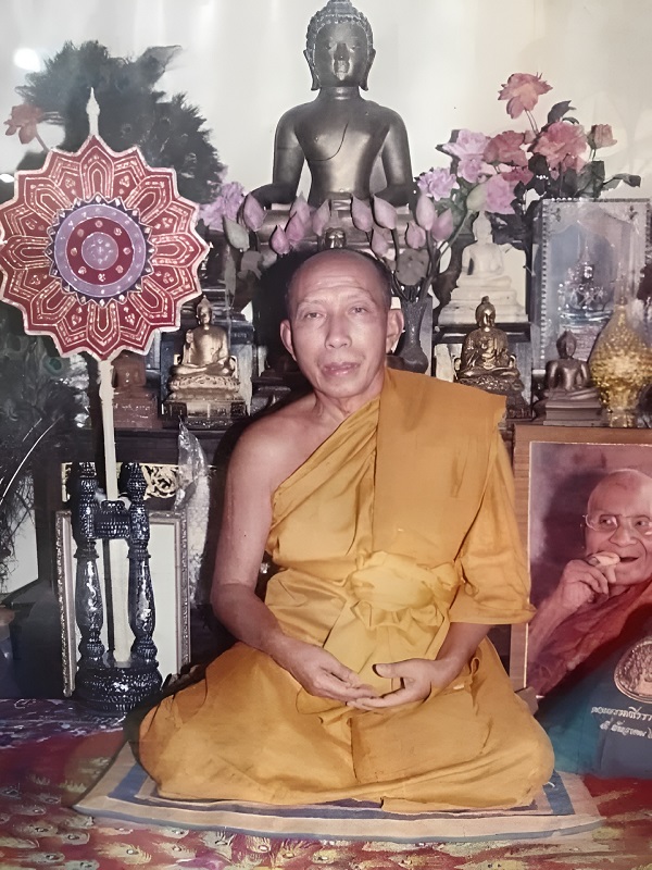 Le vénérable Kruba Sakon Kulawatthano du Wat Pa Mai Daeng (province de Chiang Ma).