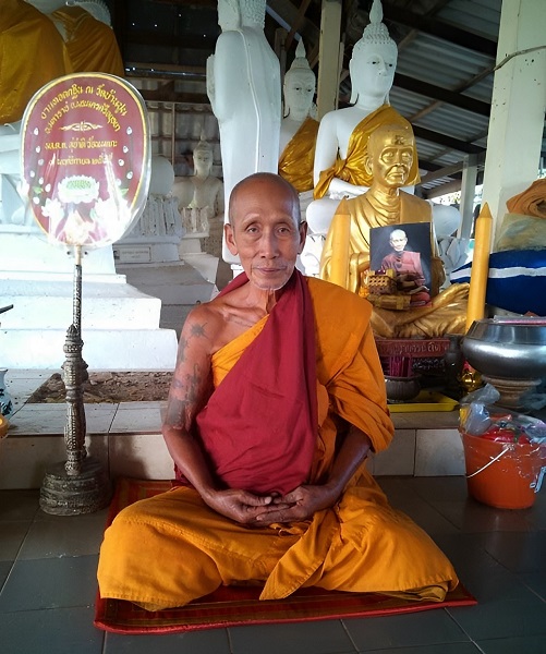 Vénérable LP Chat Chawan Janthachoto du temple Ban Poon. Vénérable Luang Phor Chat Chawan Janthachoto